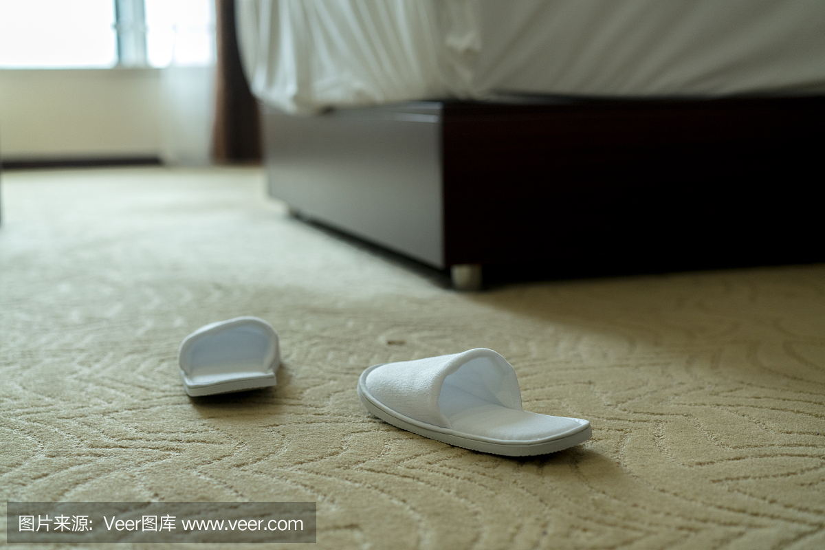 酒店地板上的拖鞋